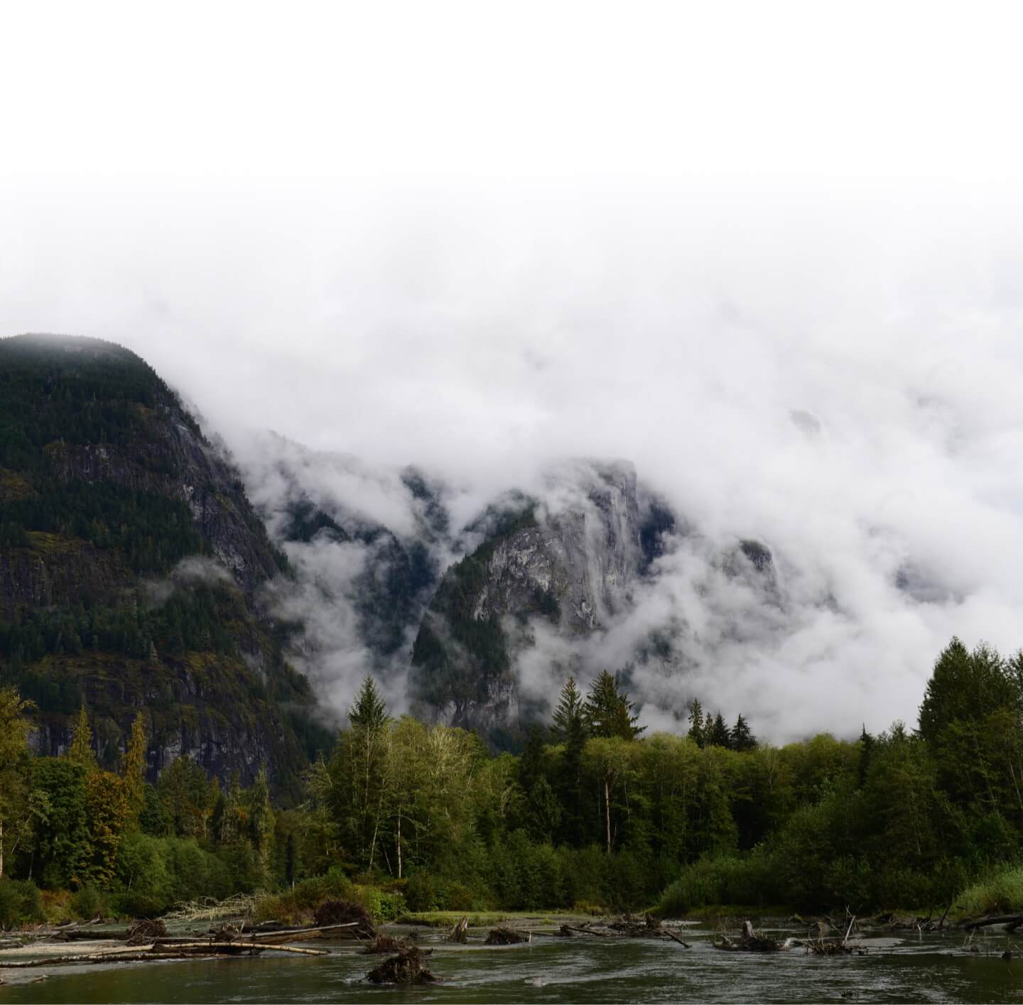 Nubes en las montañas de Canadá