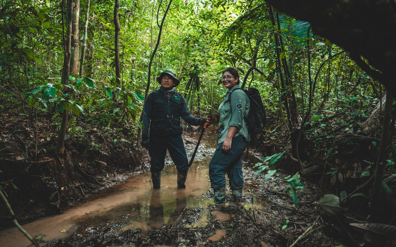 Guardias forestales en un espacio protegido peruano